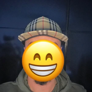 Burberry keps - Snygg keps med klassiskt rutigt mönster i beige, svart och rött. Kepsen har en böjd skärm och svarta nätpaneler på sidorna och baksidan för extra ventilation. Perfekt för en avslappnad stil. Använd i gott skick 8/10, kan även tänka mig ta byten. Kepsen är köpt från farfetch och kvitto finns. Tvivla inte på att höra av er vid vidare information😁