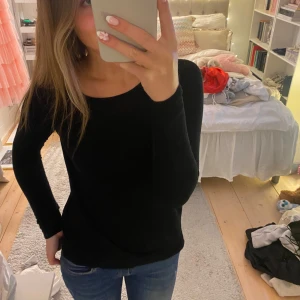 Svart långärmad tröja - Tunn stickad tröja i svart💓