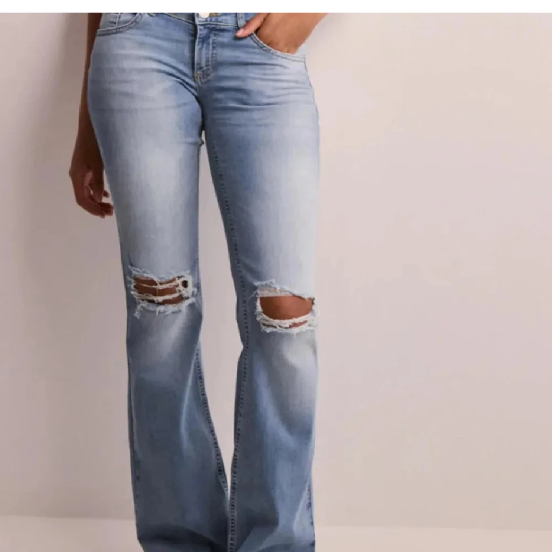 Ljusa bootcut jeans med slitningar