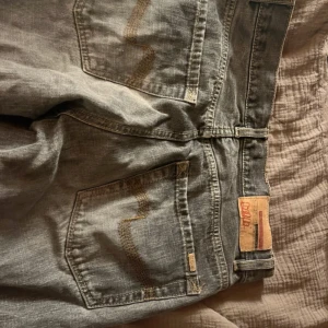 Jeans med mönster på fickorna  - Jätte fina gråa jeans med mönster på fickorna, köpta secondhand för 600kr men vet inte märket. Ingen storlek står men passar mig som är 34/36. På sista bilden kan man se ett hål längst ner på jeansen men det gör inte nått när man har på sig men om man ogillar det kan man klippa bort det. Inte använda så mycket på grund av jag inte har användning för dom. Köpta i juni i år. Medelhög midja. Innerbensmått:79cm midjemått:36/37 cm#trendy #secondhand #yk2style #vintage