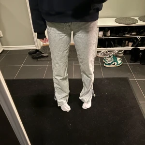 Blå Jeans  - Ljusblå jeans men slits nertill använda 1 gång då dom är lite för små för mig jättebra skick