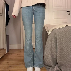 Ljusblå bootcut jeans - Ljusblåa bootcut jeans från asos, storlek 26/34, innebenslängd är 85 och midja tvärs över är 37, jag är 178cm för referens💕💕
