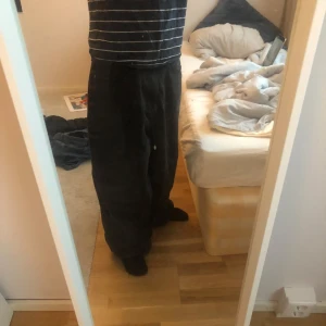 Svarta baggy byxor från H&M - Säljer ett par svarta baggy byxor från H&M. Byxorna har en baggy passform och är endast använda en gång. Köpta för 399kr