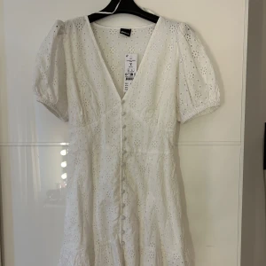 Vit klänning med spetsdetaljer - Säljer denna vita klänning från Gina i strl S helt ny med prislapp, finns inte kvar i sortimentet längre. Denna klänning var tänkt som studentklänning men blev inte använd pågrund av att jag hittade andra! :) köpt för 499kr