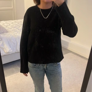 Stickad tröja - Sååå snygg och skön stickad tröja från & other stories som passar till ALLT❤️❤️ Älskar denna men kommer inte till användning. Knappt använd nypris 550🥰🥰