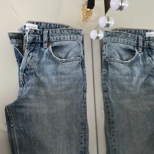 Mid waist jeans - Säljer mina JÄTTESNYGGA jeans från Zara då de tyvärr blivit för små, såldes som low waist men sitter mer mid💓 passar xs/s, modell straight