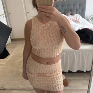 Sett (kjol + topp) beige/rosa - Säljer detta sett som är perfekt till sommar eller fest. Använd fåtal gånger men inget syns förutom en lös tråd på linnets sida.  Pris kan diskuteras💓