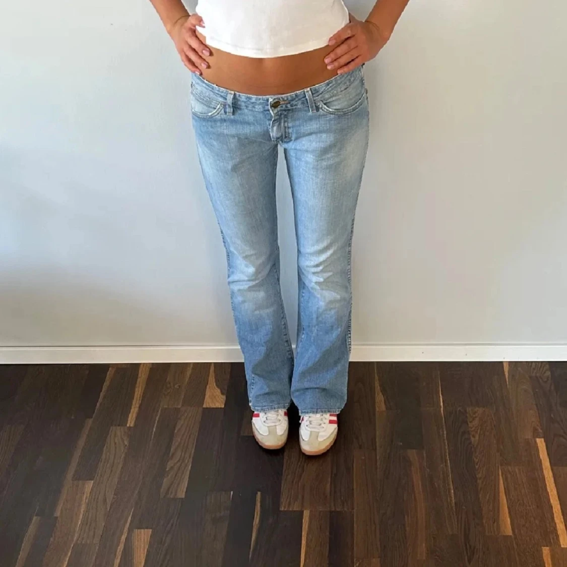 Ljusblå bootcut jeans