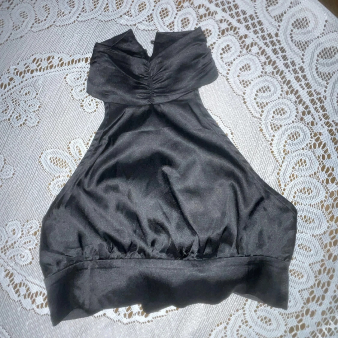 Svart axelbandslös topp