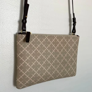 By Malene Birger väska - Väskan är i nyskick. Den är använd sparsamt fåtal gånger. Inga defekter. Dustbag ingår. 🤍