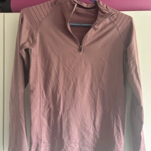 OANVÄND sportröja  - Endast testat på aldrig använt. Storlek s men är väldigt stretchig. Mycket bra tyg köpt från stadium för 199kr