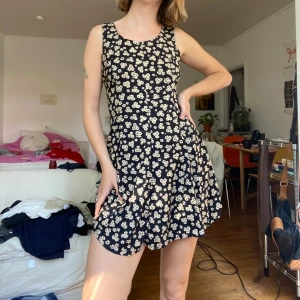 Blommig klänning - Supersöt blommig klänning som förtjänar mer användning! Jätteskönt tyg. 