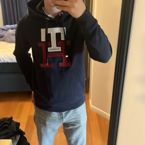 Tommy Hilfiger tröja - Säljer den Hilfiger hoddie i perfekt skick som ej andvänds så mycket och därför e till salu nu. Vid frågor så Äre bara att kontakta.