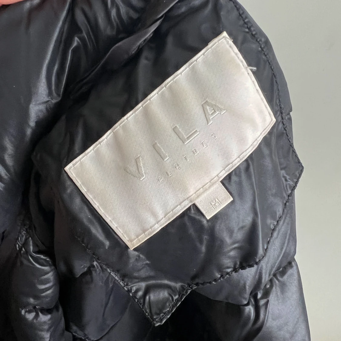 Svart pufferjacka från VILA - 91