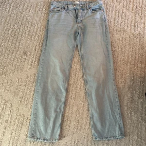 Gina lågmidjade jeans - Jag säljer dessa ljusblåa jeans från gina! Modellen är ”Low straight jeans” och är i väldigt bra skick.💗