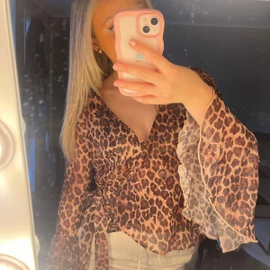 Leopard topp🐆 - Jättefin leopard topp/blus från Monki som bara är använd 2-3 gånger🤎🤍ärmarna är vida och du knyter tröjan på sidan!