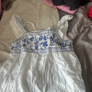 Vit blus med blå detaljer - Vit blus köpt från shein jättefin med en rosett i ryggen