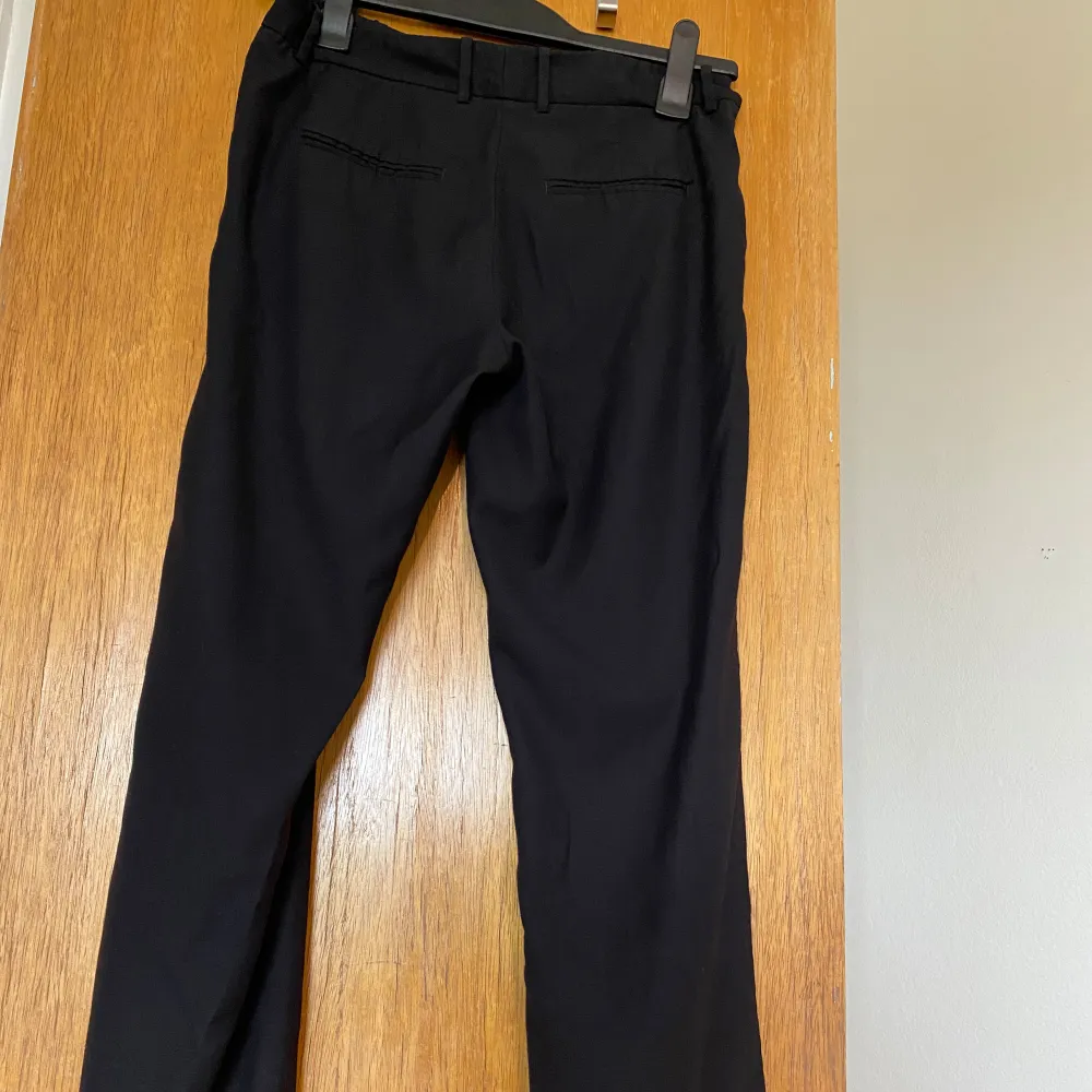 Säljer dessa kostymbyxor i storlek Xs. Pris: 130kr. Material: polyester och viskos.  Har legat i flyttkartonger så kan behöva en tvätt.  Finns att hämta i Göteborg eller kan skickas via Vinted.. Jeans & Byxor.