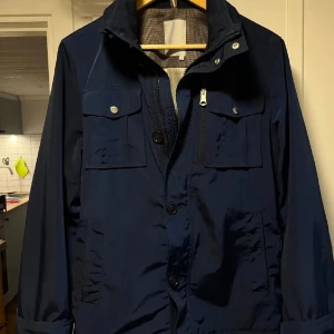 Lindberg jacka - Tja! Säljer min trendiga Lindeberg jacka, pris kan diskuteras vid snabb affär, nypris runt 3000 hör av dig om du har minsta fundering😄