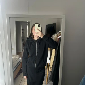 Svart hoodie från ONLY med snören - Använd få antal gånger, bra skick. Knytband vid halsen. Har vanligtvis Xs/S men gillar när den sitter något oversized. 🥰