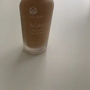 Säljer en flaska Nu Skin Nu Colour Advanced Liquid Finish. Den har SPF 15 och kommer i en 30 ml flaska. Perfekt för en jämn och naturlig look!