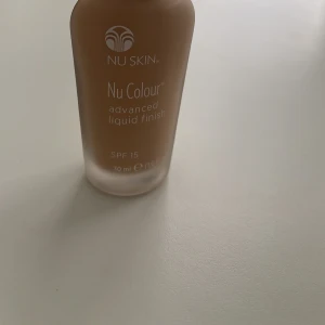 Nu Skin Nu Colour Advanced Liquid Finish - Säljer en flaska Nu Skin Nu Colour Advanced Liquid Finish. Den har SPF 15 och kommer i en 30 ml flaska. Perfekt för en jämn och naturlig look!