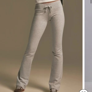 nelly lågmidjade mjukis - Endast använda 1 gång så fortfarande helt mjuka inuti och lena utanpå☺️ Skitsnygg passform, säljer endast då de är för små för mig!