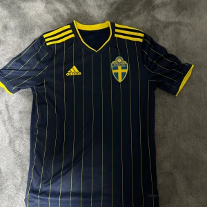 Fotbollströja  - En tvär fet Sverige tröja borta ställ, som är i storlek 164 13-14 years old,  Använd ett få tal gånger och har ett jätte fint skick, skriv gärna vid frågor Pris kan diskutera!!