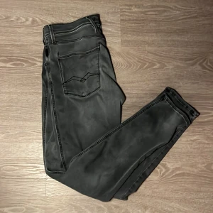 Replay Anbass Hyperflex Jeans - Säljer Replay anbass jeans hyperflex i grå storlek 32/32. Knappast använda, som i nyskick.