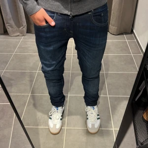 Tiger of Sweden jeans  - Säljer ett par riktigt snygga tiger of Sweden jeans i strl 29/32 | Style Slim | Modellen på bilden är 170 | Väldigt fint skick nästan oanvända |