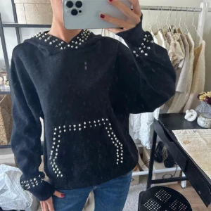 Svart hoodie med nitar - Säljer denna as balla tröjan med nitar då den tyvärr inte kommer till användning, köpte den på Plick men har själv aldrig använt den!! As snygg om man vill liva upp en enklare outfit!! Köp direkt eller lämna prisförslag!