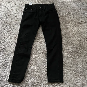 Levis 502 - Använda men är i bra skick. Inga fläckar eller hål och ser relativt nya ut 