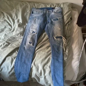 Jack & Jones jeans  - 29/31 skick 10/10 provad en gång dom är för små för mig som är 175 som väger 67 kilo kan ta emot vissa byten kom privat för mer frågor 