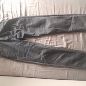 Svarta jeans  - Fina svarta jeans aldrig använda då dem tyvärr inte passat mig passar både s och m sitter bra i midjan men inte vid låren 