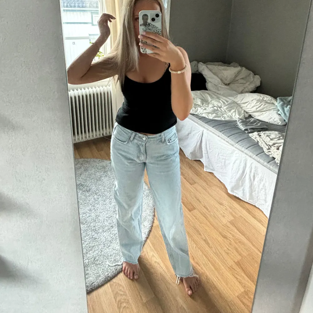 Säljer dessa ljusblåa low waist jeans från Gina tricot🩵 jeansen är klippte nedtill då dom var för långa på mig. Jag är 1,55. Jeans & Byxor.