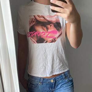 Supersnygg T-shirt från nakd med ett ikoniskt tryck på🤪😍 Tveka inte på att höra av dig om du är intresserad!💕