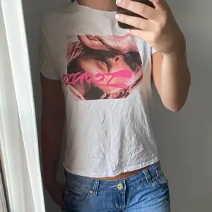 Supersnygg T-shirt från nakd med ett ikoniskt tryck på🤪😍 Tveka inte på att höra av dig om du är intresserad!💕