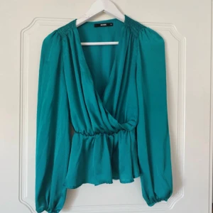 Gullig grön blus - Oanvänd blus som tyvärr inte passar! Omlott-modell utan knyte💕