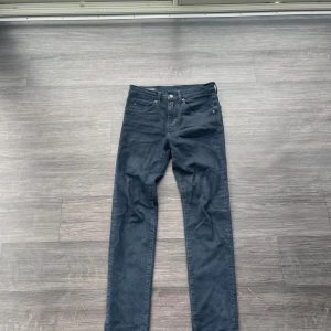 Jeans J.Lindeberg i Navy - Säljer ett par snygga Navy jeans från J.Lindeberg. De har en klassisk femficksdesign med en liten JL-logga på fickan i storlek 28/32. Jeansen är så gott som perfekt skick och perfekta för både vardag och fest. Passar till det mesta och är superbekväma!😁🍁