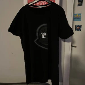 Moncler t-shirt - Gammal moncler t-shirt i 9/10 skick, inga defekter eller liknande bara lite använd. Fick den för ganska länge senan har inte kunnat hitta den förrän nu, säljer den då den inte passar mig. Skriv vid fler funderingar eller frågor😃