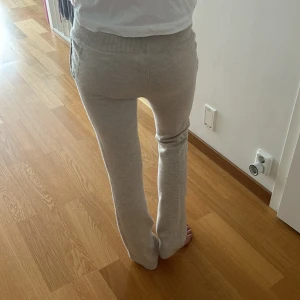 soft goat mjukisbyxor - säljer dessa as sköna mjukisbyxorna av cashmere från soft goat😍😍😍😍😍😍