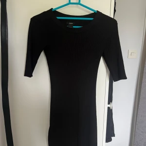 Svart ribbad klänning  - Otrolig svart ribbad klänning, perfekt för hösten 🙏🏼