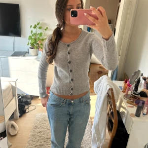 Grå kofta med knappar - Grå kofta med knappar från United colors of benetton, står att det är storlek M men passar Xs/S galant.