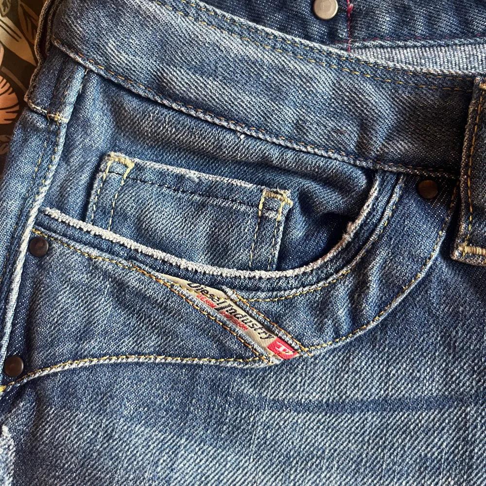 Ett par jättefina diesel jeans i nyskick, som jag säljer för att de tyvärr är för små för mig. Jag är 171 lång och brukar ha storlek 34/36. Byxorna passar bra runt höfterna men är lite för korta för mig. Verkligen skit snygga💗pris kan diskuteras!. Jeans & Byxor.