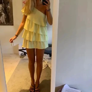 Gul zara klänning  - Säljer denna super härliga sommarklänningen skriv vid intresse🩷😘