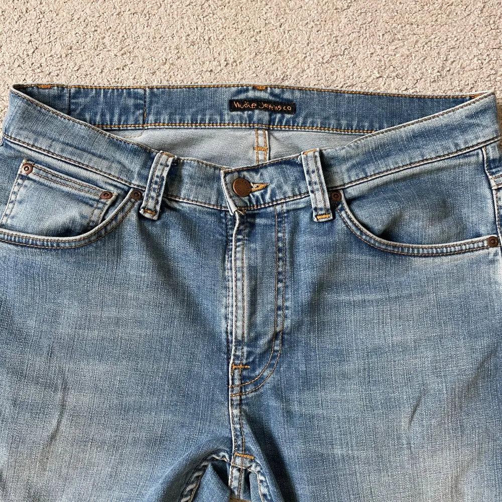 Ett par riktigt feta nudie jeans i storleken W32 L34. Jeansen är så gott som nya och endast använd några få gånger. Inga defekter alls. Nypris 1600. Har du frågor är det bara att höra av dig!. Jeans & Byxor.