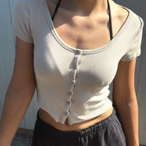 Söt Beige Topp - Söt topp från Gina Tricot som går att användas på olika sett. ☺️