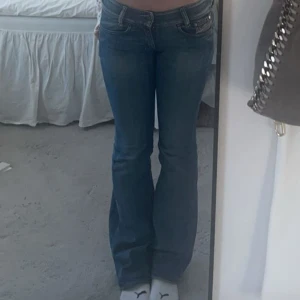 Lågmidjade diesel jeans - Säljer mina jättesnygga diesel jeans i modellen louvely som inte finns att köpa längre! De har spruckit under rumpan så de är lagade med en jeanslapp inuti därav priset! 