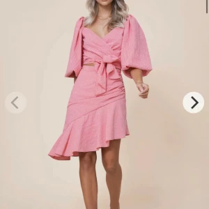 ADOORE SET  - Ett jätte fint adoore set, topp och kjol. Använt 1 gång. 