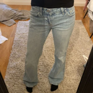 Low bootcut jeans - Low bootcut jeans från Gina Tricot i storlek 34, använda kanske 4 gånger